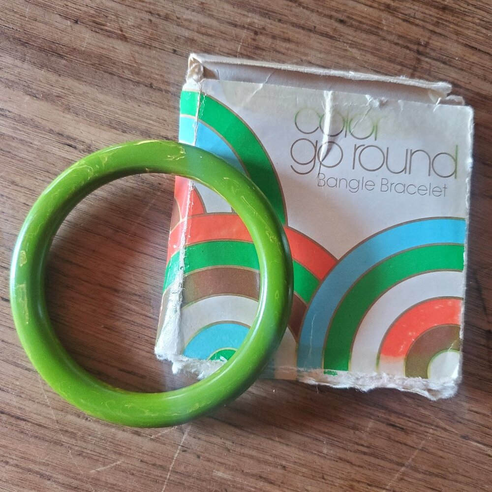 Avon Vintage Bakelite Color Go Round Bangle Bracelet in Marbled Lime Green